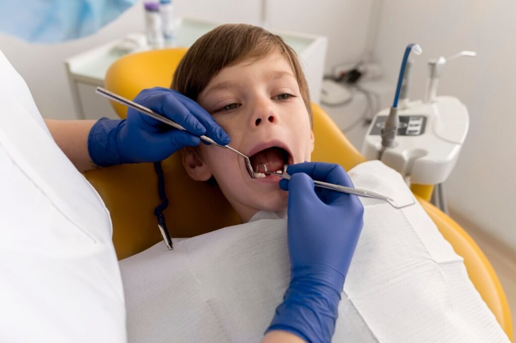 dentist-cleaning-child-s-teeth_23-2149195876 هل يمكن أن تسبب الشوكولاتة تسوّس الأسنان لدى الأطفال؟
